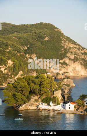 EPIRUS, GRIECHENLAND. Malerische Panagias Inselchen und Kapelle in Parga-Bucht an der Ionischen Küste. 2014. Stockfoto