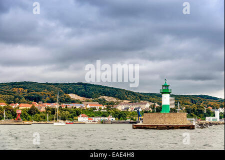 Hafen Sie Eingang mit einem Pier und ein Leuchtturm, Sassnitz, Rügen, Mecklenburg-Western Pomerania, Deutschland Stockfoto