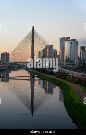 Moderne Wolkenkratzer und die Octávio Frias de Oliveira Brücke über den Fluss Rio Pinheiros, Morumbi, São Paulo, São Paulo Stockfoto