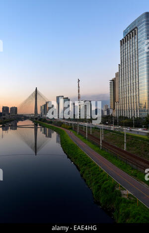 Moderne Wolkenkratzer und die Octávio Frias de Oliveira Brücke über den Fluss Rio Pinheiros, Morumbi, São Paulo, São Paulo Stockfoto