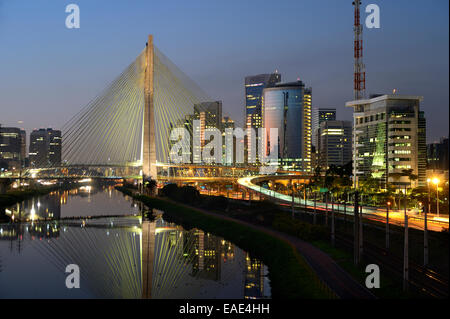 Moderne Wolkenkratzer und die Octávio Frias de Oliveira Brücke über den Rio Pinheiros in der Nacht, Morumbi, São Paulo Stockfoto