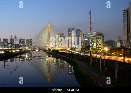 Moderne Wolkenkratzer und die Octávio Frias de Oliveira Brücke über den Fluss Rio Pinheiros, Morumbi, São Paulo, São Paulo Stockfoto