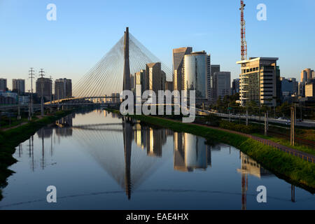 Moderne Wolkenkratzer und die Octávio Frias de Oliveira Brücke über den Fluss Rio Pinheiros, Morumbi, São Paulo, São Paulo Stockfoto