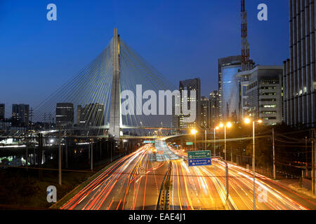 Moderne Wolkenkratzer und die Octávio Frias de Oliveira Brücke über den Rio Pinheiros in der Nacht, Morumbi, São Paulo Stockfoto