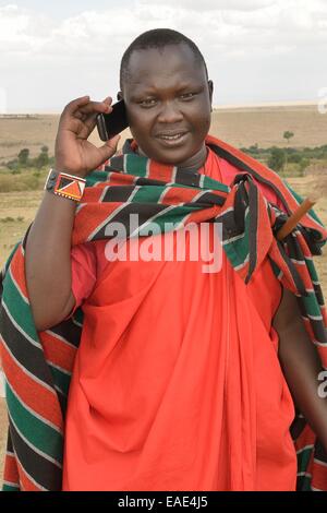 Massai am Telefon, Massai Mara, Enkutoto, Serengeti, Provinz Rift Valley, Kenia Stockfoto