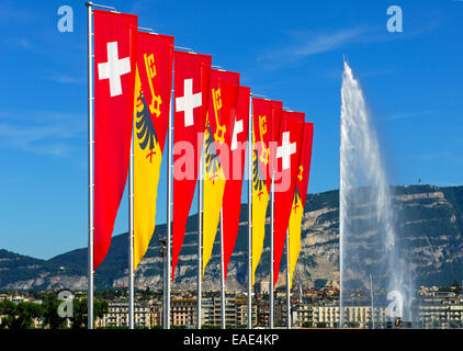 Fahnen der Schweizerischen Eidgenossenschaft und der Kanton Genf an der Promenade des Genfer Sees mit dem Jet d ' Eau und die Stockfoto