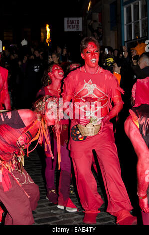 Rot bemalten Menschen Teilnahme an Samhuinn Fire Festival in Edinburgh, Schottland. Stockfoto