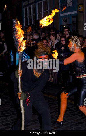 Scary Orange bemalt Menschen Teilnahme an Samhuinn Fire Festival in Edinburgh, Schottland. Stockfoto