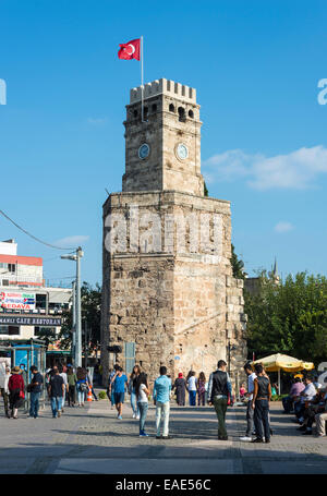 Historischen Uhrturm mit der türkischen Flagge, Altstadt, Antalya, Türkei Stockfoto