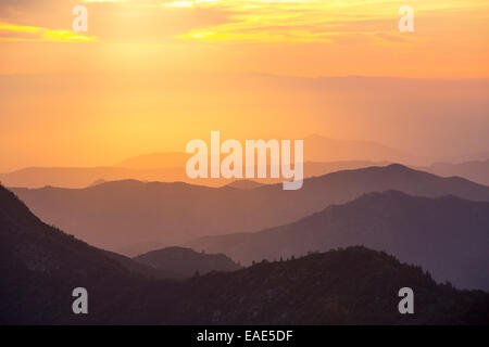 Blick von Moro Rock in den Sequoia Nationalpark Kalifornien, USA, in das Central Valley bei Sonnenuntergang. Stockfoto