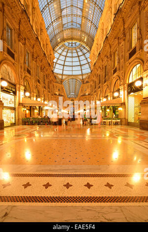 Luxus-shopping Arcade, überdachte Galerie der Galleria Vittorio Emanuele II, Dämmerung geschossen zur blauen Stunde, Mailand, Lombardei, Italien Stockfoto