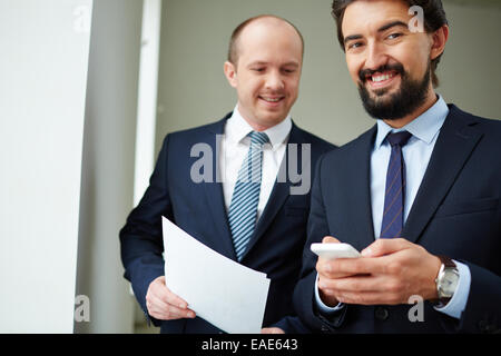 Zwei freundliche Geschäftsleute in eleganten Anzügen Stockfoto