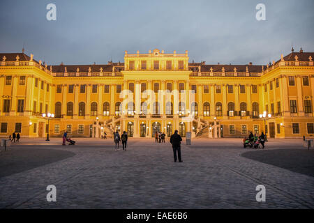 Österreich: Schloss Schönbrunn (vorne) in der Nacht, Vienna. Foto vom 2. November 2014. Stockfoto