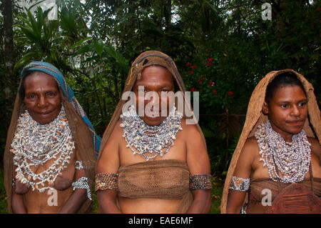 Stammes-Frauen tragen traditionelle Kleider, Highland, Papua-Neu-Guinea Stockfoto
