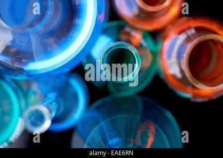 Verschiedene Glaskolben mit Multi-Color-Flüssigkeiten Stockfoto