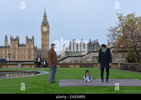 London, UK. 13. November 2014. Guinness World Records Tag 2015 der größte Mann der Welt und die weltweit kürzeste am St. Thomas Hospital in London. Die kürzeste Mann überhaupt, Chandra Bahadur Dangi (54,6 cm-21,5 In) der größte Mann der Welt und der weltweit kürzesten am St. Thomas Hospital in London. Die kürzeste Mann überhaupt, Chandra Bahadur Dangi (54,6 cm-21,5 In) trifft der größte Mann der Welt, Sultan Kosen zum allerersten Mal (251 cm 8 ft 3in). Stockfoto