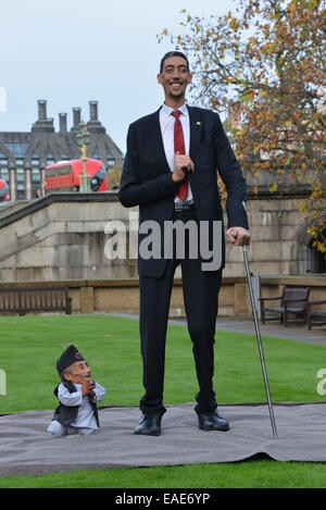 London, UK. 13. November 2014. Guinness World Records Tag 2015 der größte Mann der Welt und die weltweit kürzeste am St. Thomas Hospital in London. Die kürzeste Mann überhaupt, Chandra Bahadur Dangi (54,6 cm-21,5 In) der größte Mann der Welt und der weltweit kürzesten am St. Thomas Hospital in London. Die kürzeste Mann überhaupt, Chandra Bahadur Dangi (54,6 cm-21,5 In) trifft der größte Mann der Welt, Sultan Kosen zum allerersten Mal (251 cm 8 ft 3in). Stockfoto