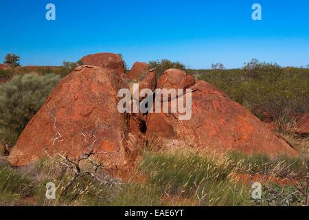 Verwitterte Felsen im australischen Outback Stockfoto