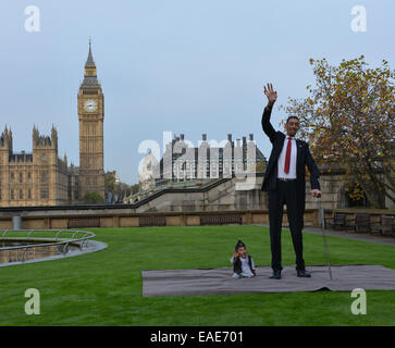 London, UK. 13. November 2014. Guinness World Records Tag 2015 der größte Mann der Welt und die weltweit kürzeste am St. Thomas Hospital in London. Die kürzeste Mann überhaupt, Chandra Bahadur Dangi (54,6 cm-21,5 In) der größte Mann der Welt und der weltweit kürzesten am St. Thomas Hospital in London. Die kürzeste Mann überhaupt, Chandra Bahadur Dangi (54,6 cm-21,5 In) trifft der größte Mann der Welt, Sultan Kosen zum allerersten Mal (251 cm 8 ft 3in). Stockfoto