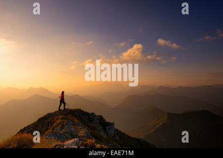 Ammer Berge mit Bergsteiger bei Sonnenaufgang, Füssen, Ostallgäu, Allgäu, Schwaben, Bayern, Deutschland Stockfoto