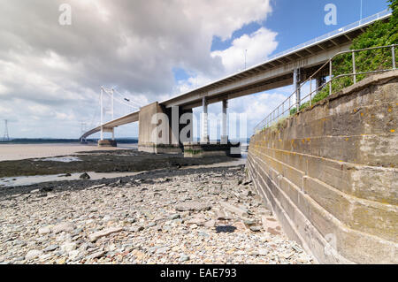 Erste Severn Bridge gesehen von unten an aust Seite Stockfoto