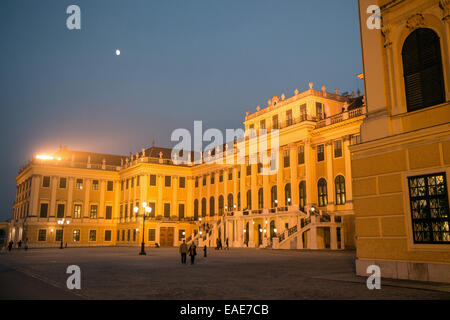 Österreich: Schloss Schönbrunn (vorne) in der Nacht, Vienna. Foto vom 2. November 2014. Stockfoto