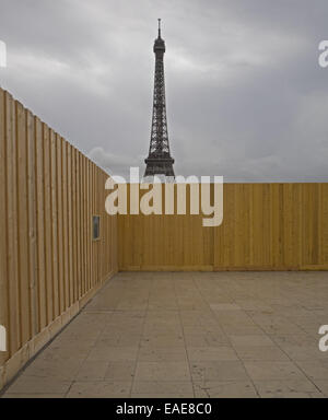 Der Eiffelturm in Paris angesehen von hinten einige Zäune rund um Bauarbeiten am Palais de Chaillot