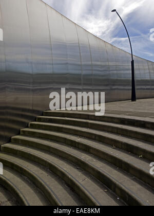 Schneide-Skulptur und Schritte in Garbe Square, Sheffield, in der Nähe von Sheffield Bahnhof. Stockfoto