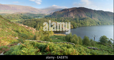 Die Morgensonne leuchtet die Hügel und Berge rund um Llyn Dinas, Snowdonia, Nordwales Stockfoto