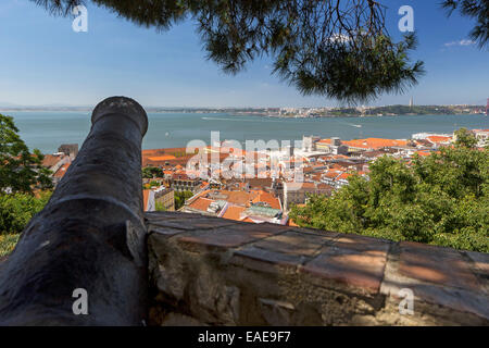 Mittelalterlichen Kanone, Blick vom Castelo de São Jorge Schloss über die Altstadt von Lissabon, Altstadt, Lissabon Stockfoto