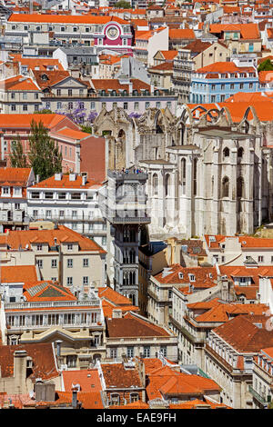 Blick vom Castelo de São Jorge Schloss in Richtung Santa Justa Aufzug Elevador de Santa Justa und Elevador Do Carmo Stockfoto