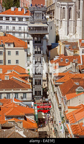 Blick vom Castelo de São Jorge Schloss in Richtung Santa Justa Aufzug Elevador de Santa Justa und Elevador Do Carmo Stockfoto