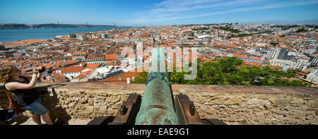 Mittelalterlichen Kanone, Blick vom Castelo de São Jorge Schloss über die Altstadt von Lissabon, Altstadt, Lissabon Stockfoto