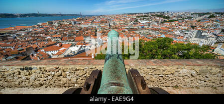 Mittelalterlichen Kanone, Blick vom Castelo de São Jorge Schloss über die Altstadt von Lissabon, Altstadt, Lissabon Stockfoto