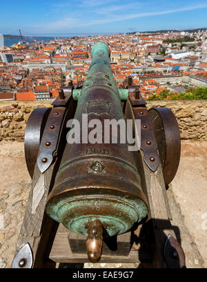 Mittelalterlichen Kanone, Blick vom Castelo de São Jorge Schloss über die Altstadt von Lissabon, Altstadt, Lissabon Stockfoto