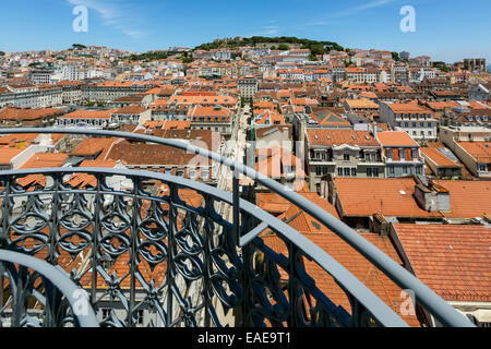 Blick vom Santa Justa Aufzug Elevador de Santa Justa und Elevador Do Carmo über das historische Stadtzentrum von Lissabon mit rot Stockfoto