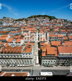 Blick vom Santa Justa Aufzug Elevador de Santa Justa und Elevador Do Carmo über das historische Stadtzentrum von Lissabon mit rot Stockfoto