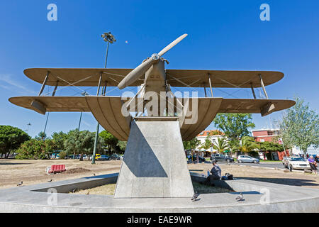 Denkmal mit dem Wasserflugzeug Santa Cruz, mit denen Sacadura Cabral und Gago Coutinho die ersten Südatlantik Antenne abgeschlossen Stockfoto