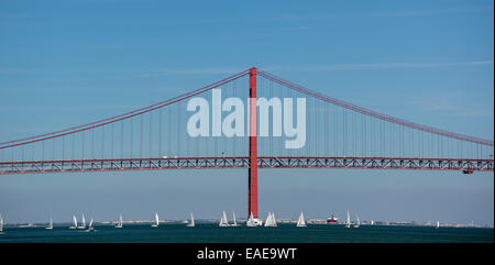 Ponte 25 de Abril, 25. April Brücke, Belém, Lissabon, Distrikt Lissabon, Portugal Stockfoto