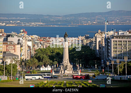 Blick über Lissabon und Praça Do Marqués de Pombal Platz, Lissabon, Distrikt Lissabon, Portugal Stockfoto