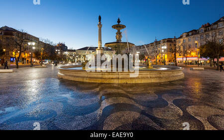 Brunnen, Praça do Rossio Platz, Pflastersteine mit einem Wellenmuster, Lissabon, Distrikt Lissabon, Portugal Stockfoto