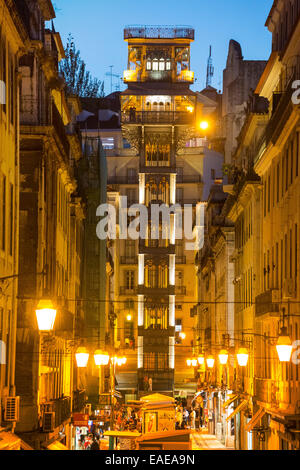 Santa Justa Aufzug, Nachtansicht, Baixa, Lissabon, Distrikt Lissabon, Portugal Stockfoto