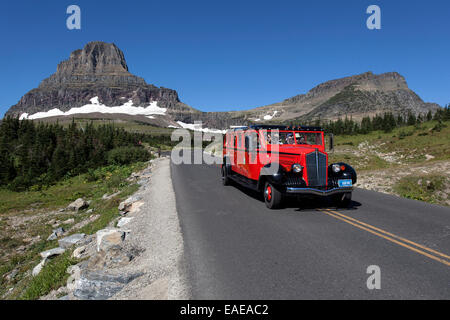 Roter Bustour auf der Going-to-the-Sun Road am Logan Pass, Glacier National Park, Montana, Vereinigte Staaten von Amerika Stockfoto