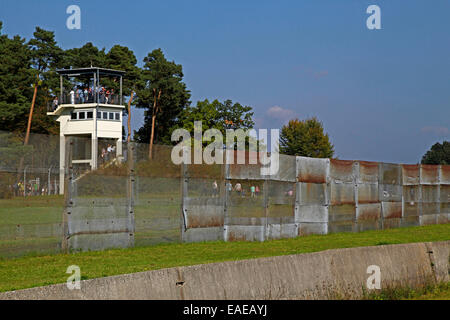 Alpha, Metallgitter Zaun und Wachturm, Anzahl der Besucher am Tag der deutschen Einheit auf 03.10.2014 Punctus Point Alpha ist eine Erinnerung, Gedenk- und treffen zeigen, etwas außerhalb von Geisa an der ehemaligen deutschen inländischen Grenze, Geisa, Bezirk von Wartburg, Stockfoto