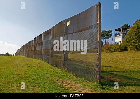 Point Alpha, Wachturm und Metall Gitter Zaun der ehemaligen Grenzanlagen der DDR, Anzahl der Besucher am Tag der deutschen Einheit auf 03.10.2014. Point Alpha ist eine Erinnerung, Gedenk- und treffen zeigen, etwas außerhalb von Geisa bei der ehemaligen Germa Stockfoto