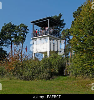 Zeigen Sie Alpha, ehemaligen Wachturm, Anzahl der Besucher am Tag der deutschen Einheit auf 03.10.2014. Point Alpha ist eine Erinnerung, Mahnmal und Treffen außerhalb von Geisa am ehemaligen deutschen inländischen Grenze, Geisa, Ortsteil Wartburg, Thüringen, Germa Stockfoto