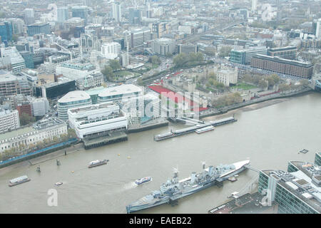 London, UK. 13. November 2014. Freiwilligen begonnen entfernen mehr als 800.000 Mohn aus dem Graben in den Tower of London, die Teil von der ' Blut Mehrfrequenzdarstellung Länder und Meere von Red Installation zum Gedenken an die gefallenen britischen Soldaten des 1. Weltkrieges Credit: Amer Ghazzal/Alamy Live-Nachrichten Stockfoto