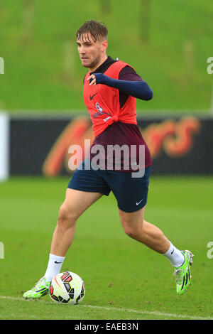 Burton-nach-Trent, Großbritannien. 11. November 2014. Luke Shaw von England - England Training & Pressekonferenz - UEFA Euro 2016 qualifizieren - St.-Georgs Park - Burton-nach-Trent - 11.11.2014. Bildnachweis: Cal Sport Media/Alamy Live-Nachrichten Stockfoto