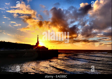 Aberystwyth, Wales, UK. 12. November 2014. Dramatische Wolken über dem Meer bei Sonnenuntergang hinter Aberystwyths legendären Krieg Memorial Credit: Alan Hale/Alamy Live News Stockfoto