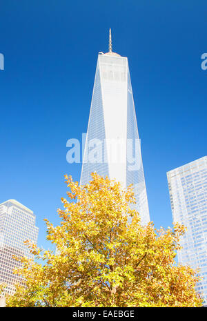 New York, USA. 27. Oktober 2014. World Trade Center in New York, USA, hat 104 Stockwerke, 70 Aufzüge, 9 Fahrtreppen. Gesamthöhe beträgt 1776'. Kosten Sie 3,9 Milliarden. Dreizehn Jahre nach den Anschlägen, die USA, verändert dominiert das neue World Trade Center die Skyline von New York City. Bildnachweis: Adina Tovy/Alamy Live-Nachrichten Stockfoto